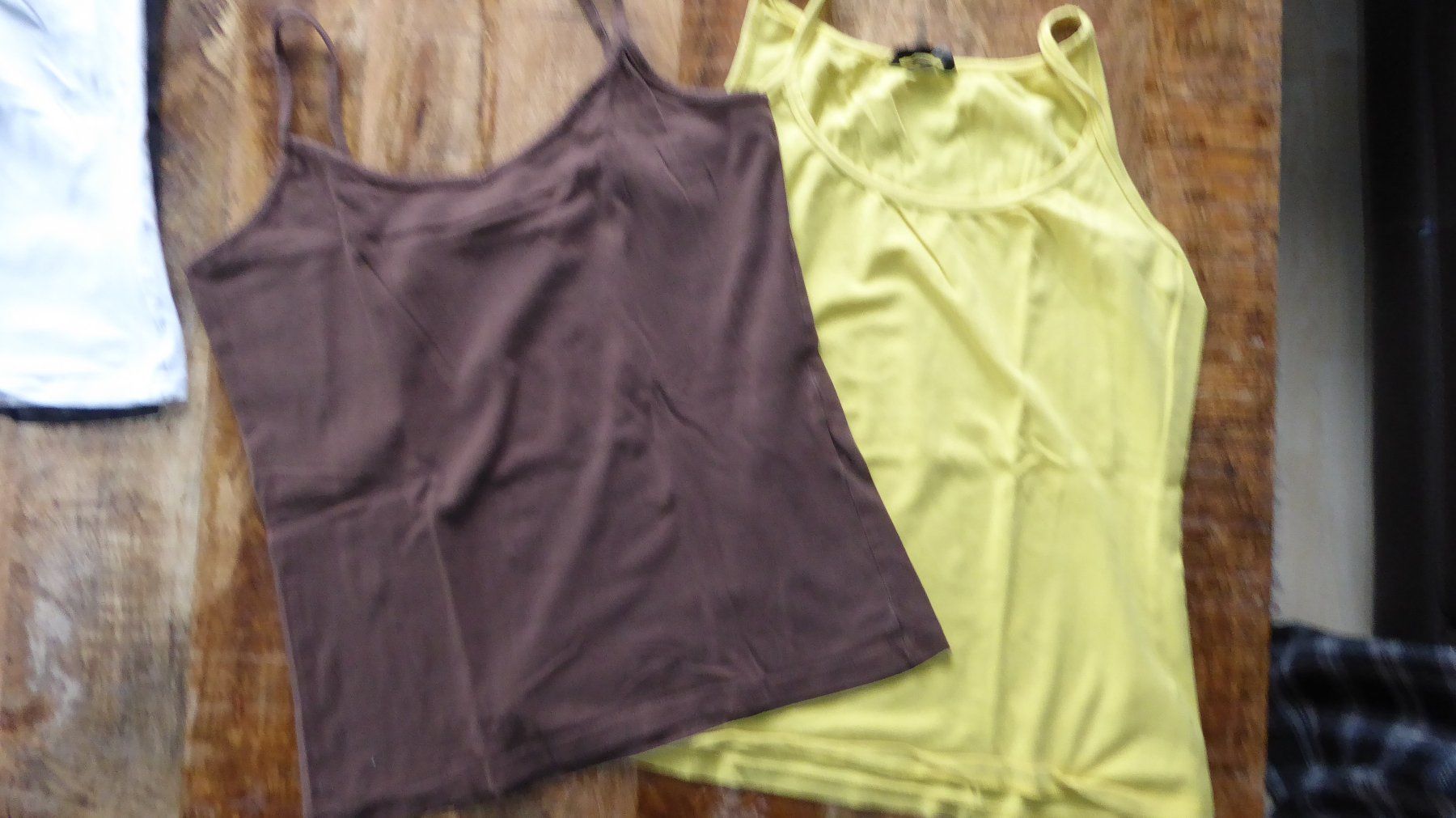 H&M Tops: 2 Tops Gr M  H&M gelb&braun – Gebraucht aus Sargans von Benziner