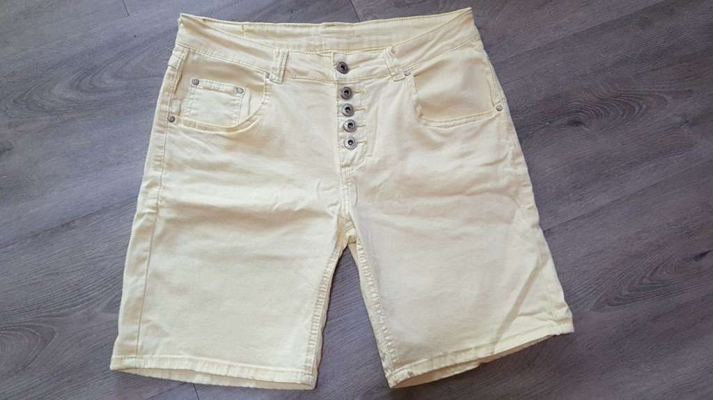 Hosen: Gelbe Kurzhose 40/42 – Gebraucht aus Bätterkinden von Elefantenzoo