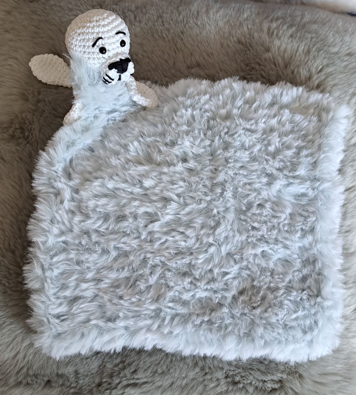 Giocattoli: Superflauschiges Nuscheli mit Robbenbaby_1 – Nuovo e nell'imballaggio originale da Romanshorn venduto da Octa27 4