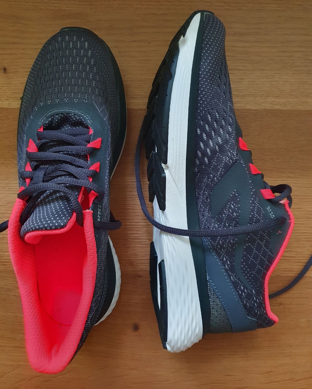 Decathlon Scarpe da donna: Decathlon Laufschuhe Grösse EU 40 neu – Nuovo (secondo la descrizione) da Zürich venduto da Philotimo 1