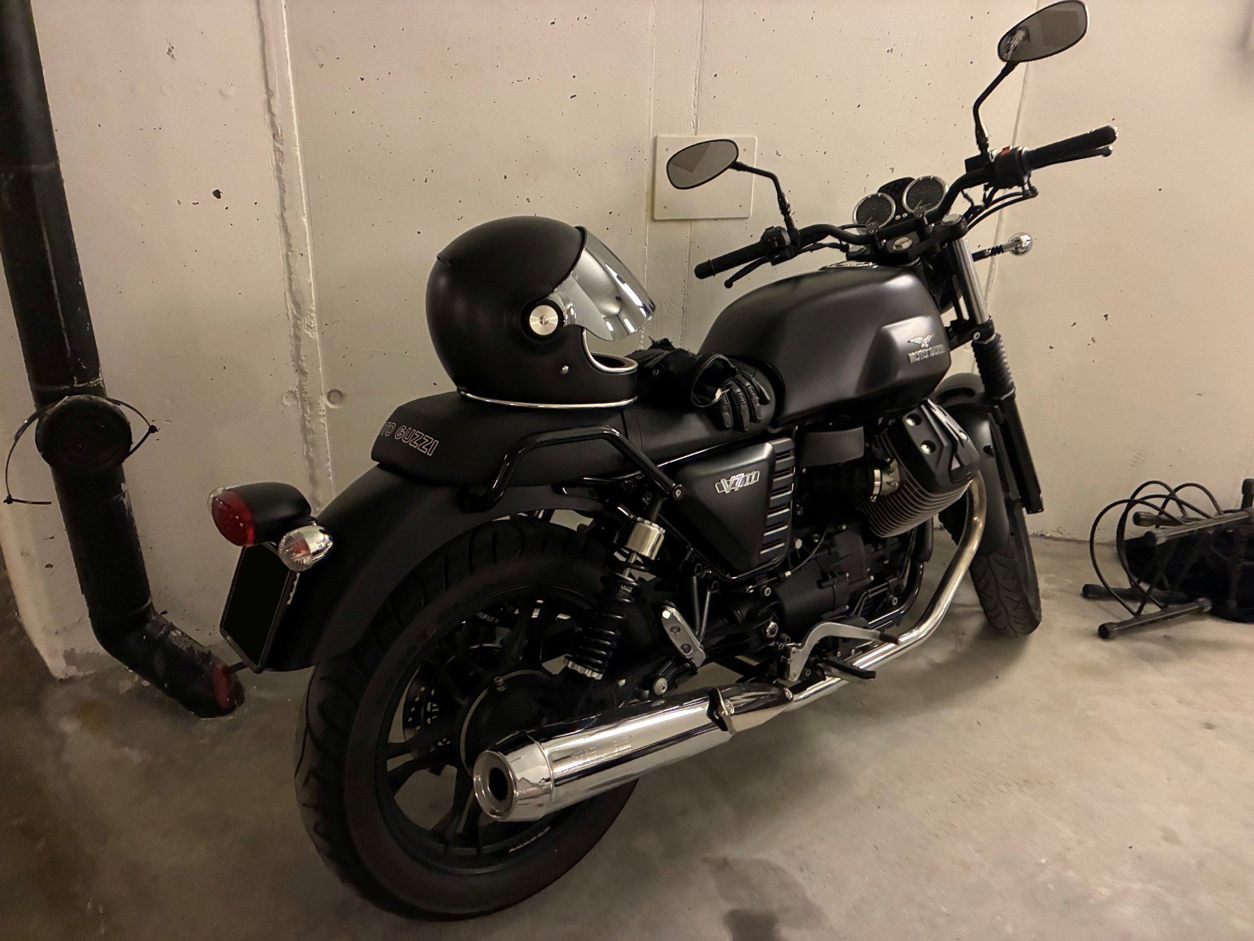 Moto Guzzi Strasse: Moto Guzzi V7 Stone II – Gebraucht aus St. Moritz von Cortesiandi 2