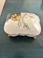 Porzellandose mit Blumenmotiv und Goldrand, gebraucht