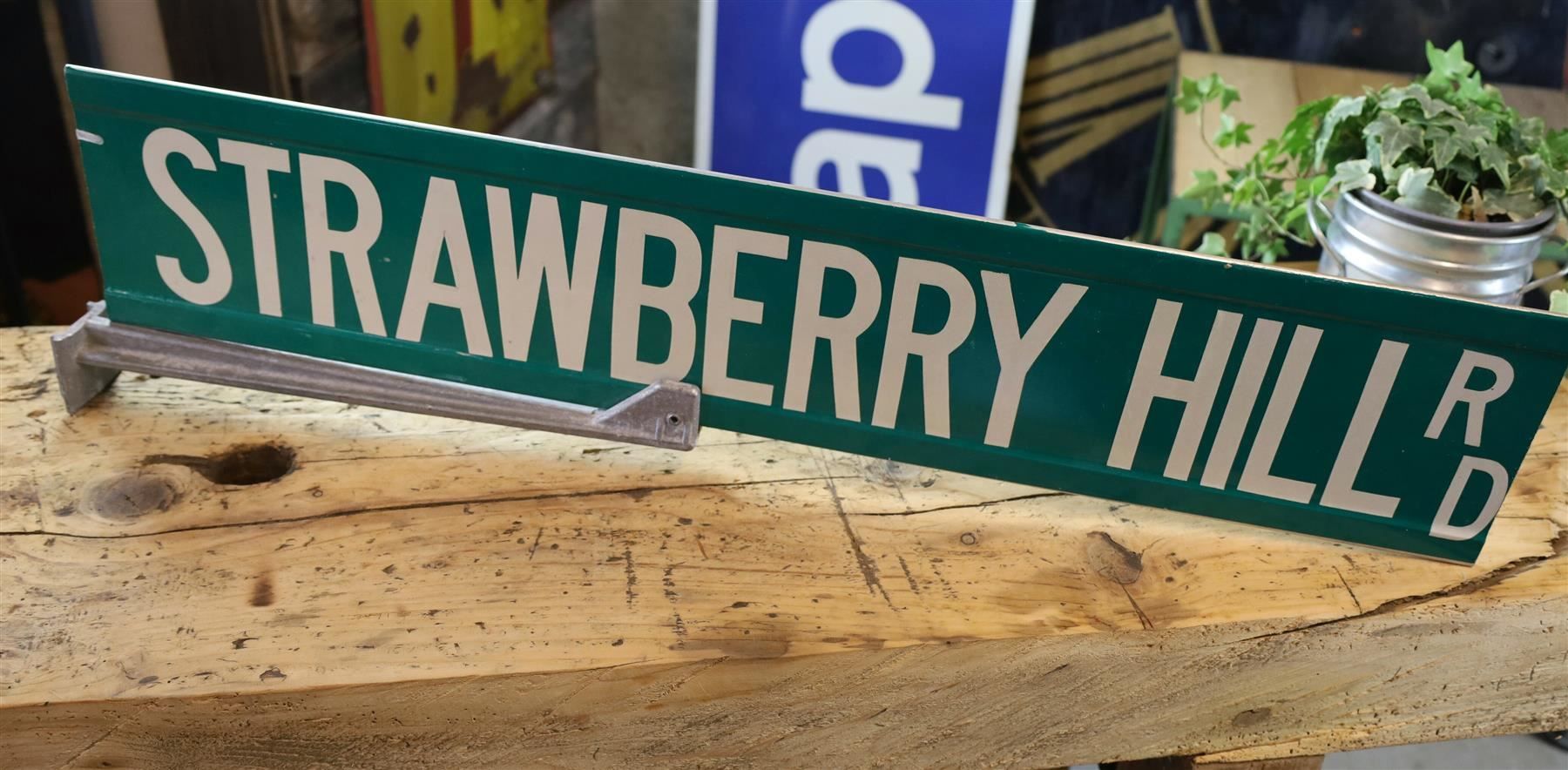 Schilder: Strassenschild "Strawberry Hill Road" – Gebraucht aus Birrwil von brandschatz_birrwil