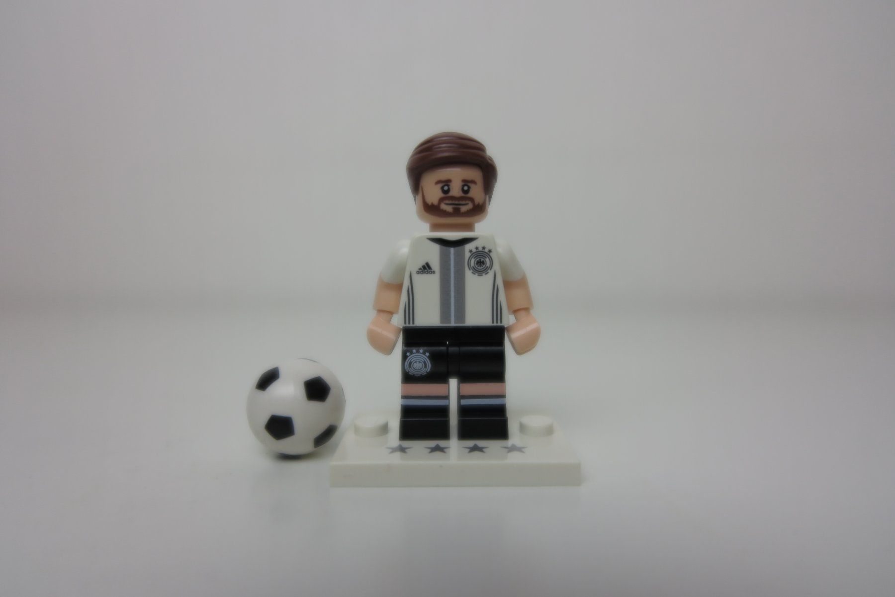 Lego Giocattoli: LEGO Minifigur CMF DFB Shkodran Mustafi – Nuovo (secondo la descrizione) da Ostermundigen venduto da RG-Collector
