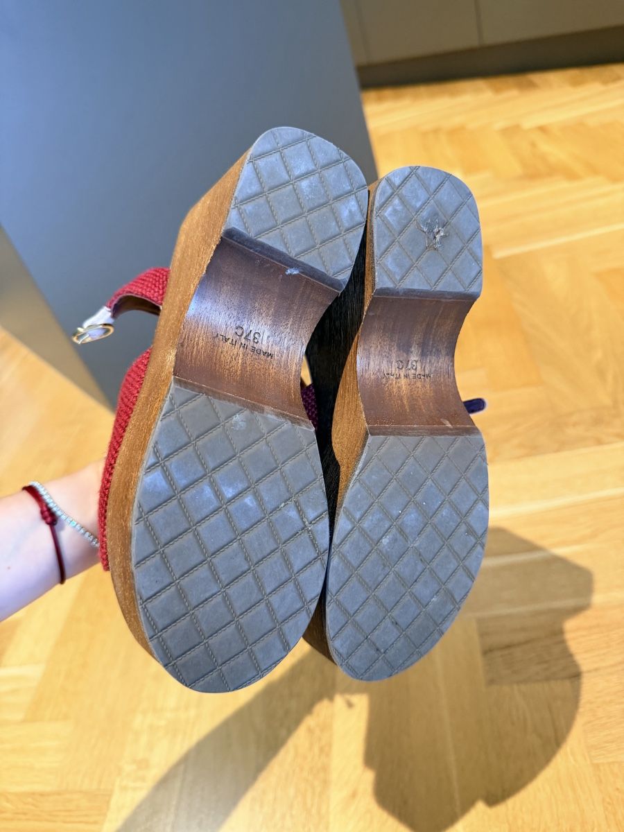 Chanel Scarpe da donna: Chanel Red CC Wedge Wood Clog – Nuovo (secondo la descrizione) da Meilen venduto da ana_nln9 3