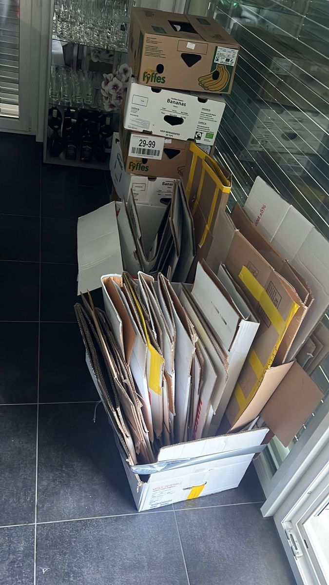 Cartons: Cartoni – D'occasion à Biberist par mau_jzt5