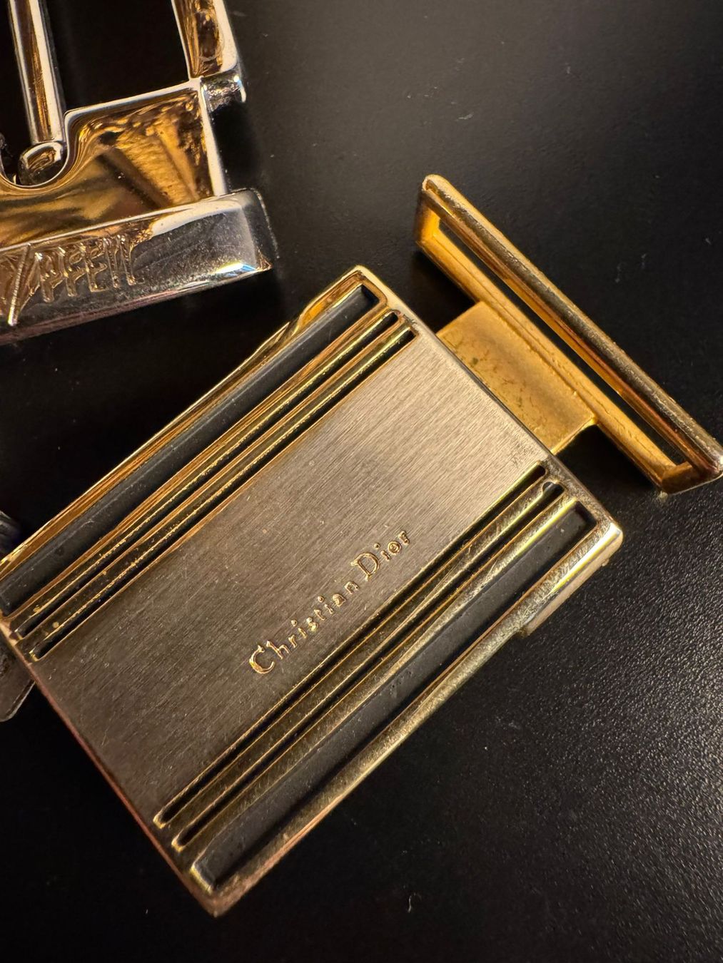 Dior Fibbie per cinture: Designer Gürtelschnallen & Accessoires Set – Usato da Winterthur venduto da Dejv 2