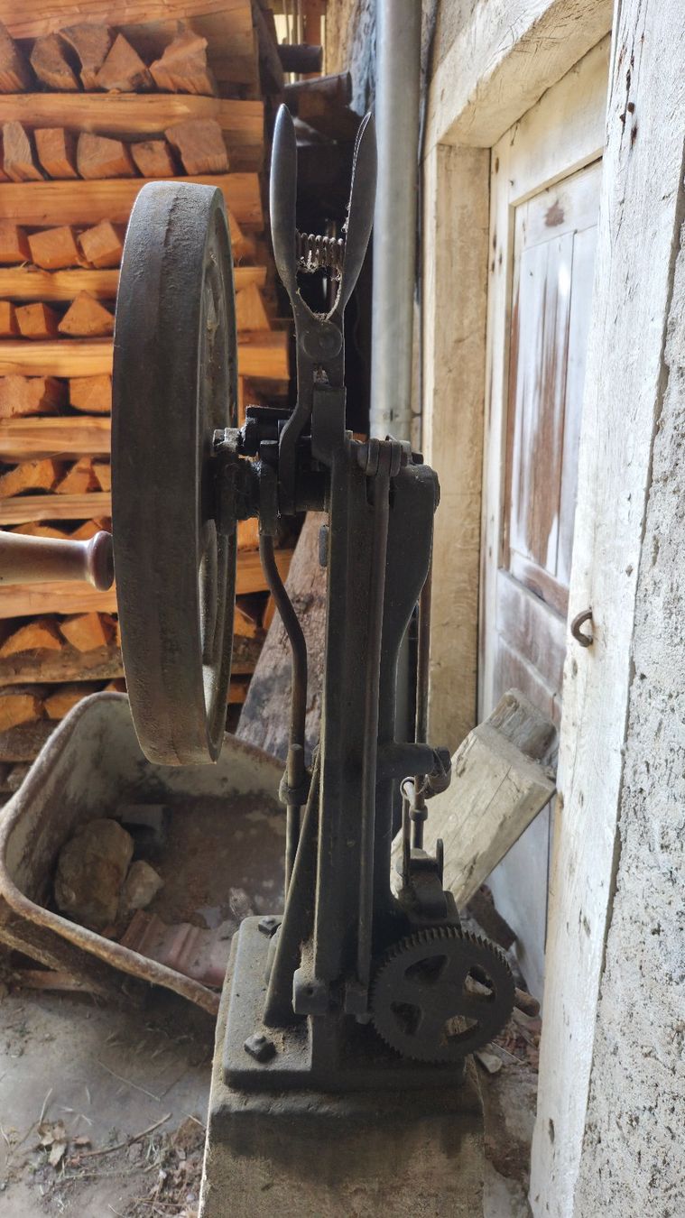 Tutte le decorazioni: antike Dengelmaschine – Usato da Kirchdorf AG venduto da hallobox 3