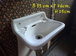 Kleines antikes Waschbecken aus Keramik