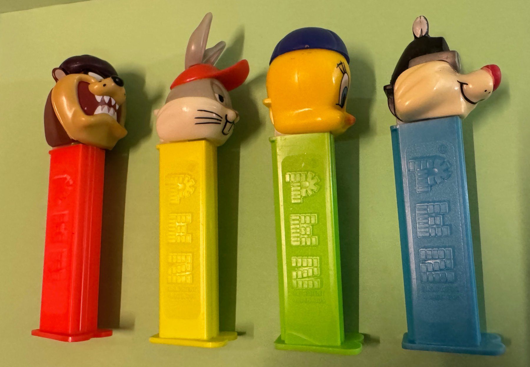 Pez Statuette: Looney Tunes,  4 - PEZ Spender  / Bugs Bunny usw. – Usato da Hedingen venduto da Wowi 2