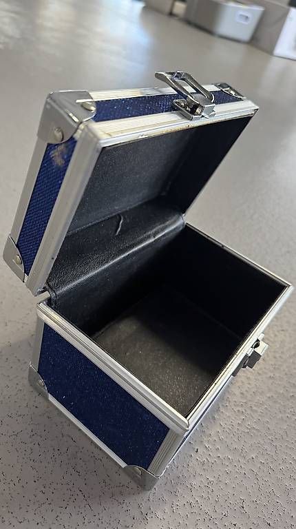 Casse di trasporto: Blaue Glitzerbox mit Schloss – Usato da Schlieren venduto da _lgv