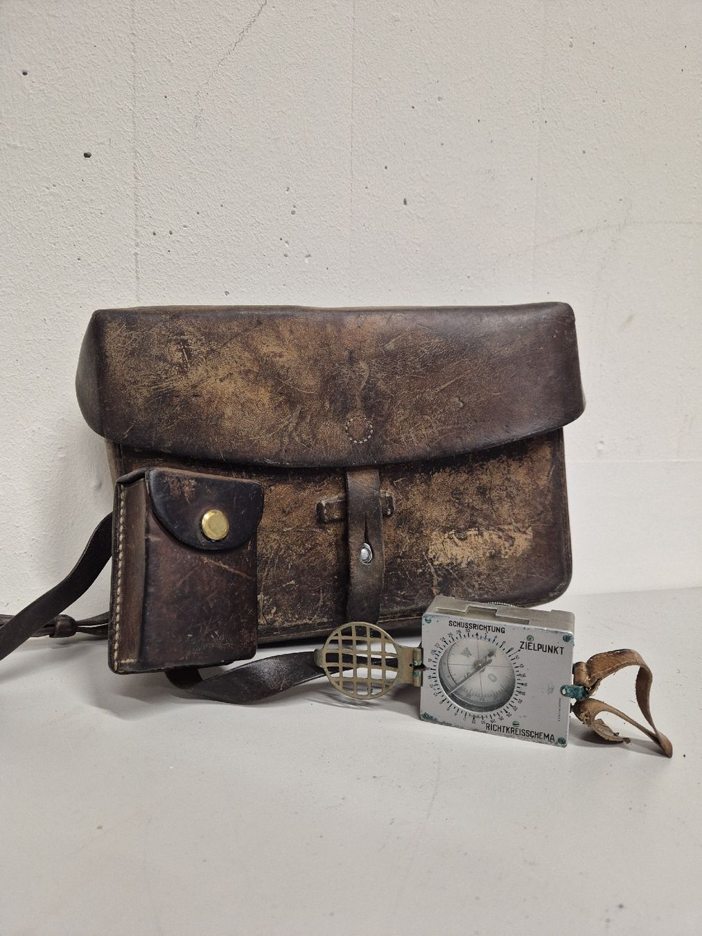 Borse: Leder Tasche mit Kompass, gebraucht – Usato da Bern venduto da latrouvaillebern