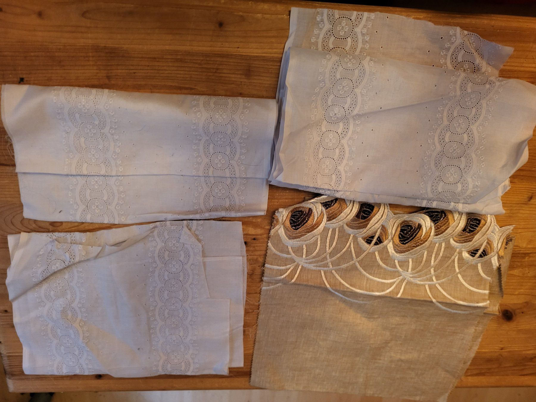 Tissus: 4 Spitzenreste in hellblau und beige – Neuf (Voir description) à Guggisberg par Aegertenlehn