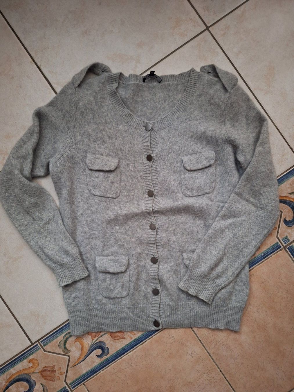 Caroll Pullover & Sweatshirts: Pull cardigan 100% cachemire, 40-42 – Gebraucht aus St-Triphon von Jldr0 3
