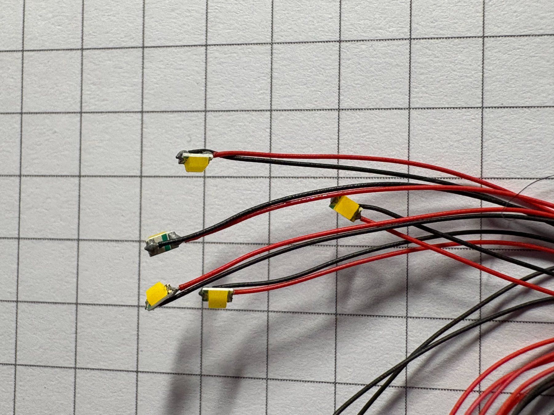Roco Modelleisenbahnen: 50 Stk. KELLTEC 0508 Micro LED 24V DC Warmweiss mit 20 cm K. – Neu und originalverpackt aus Dittingen von Beamsplitter 3