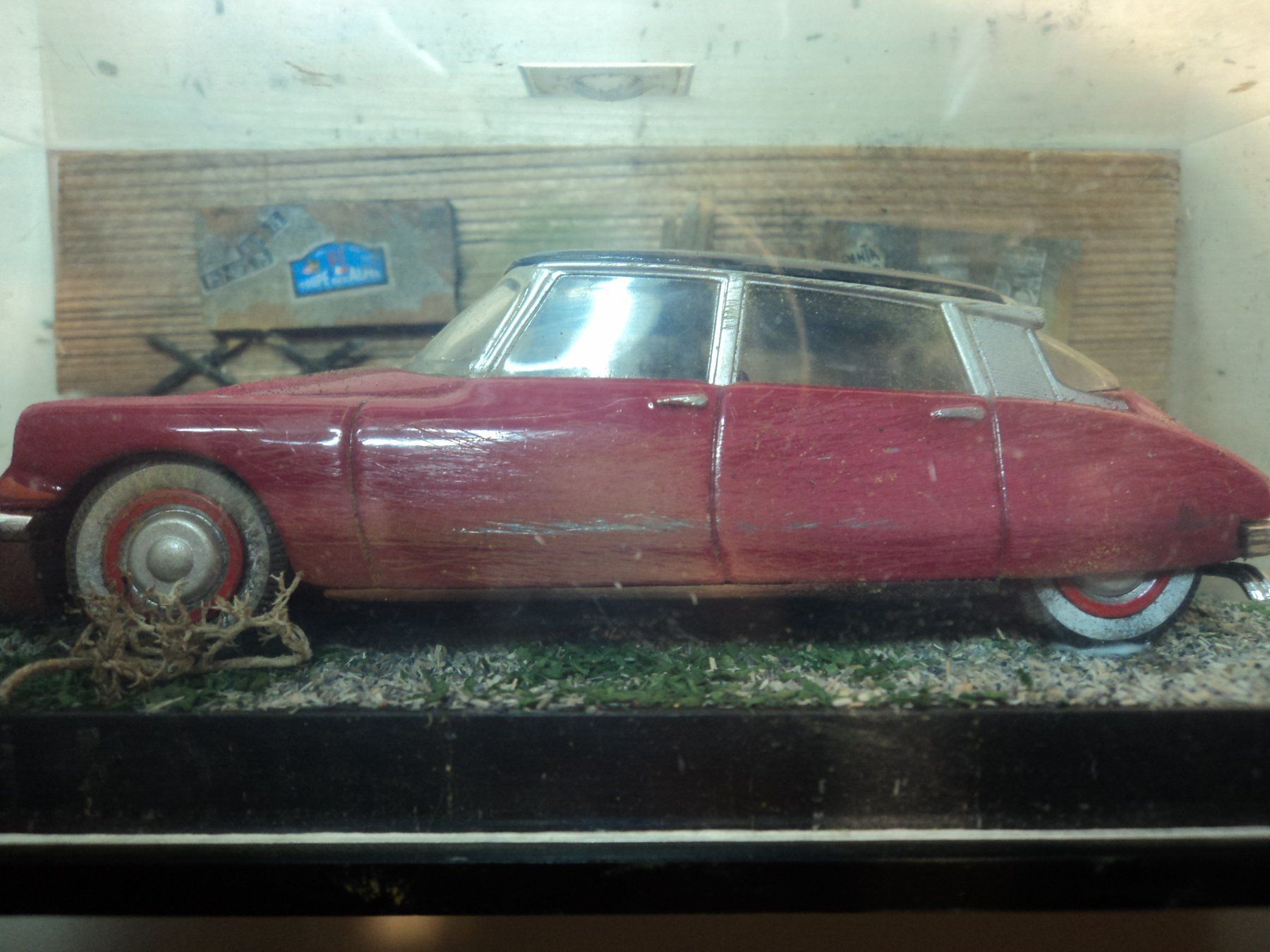 Citroën Modellini d'auto: Citroen DS 1/43 Diorama Hinterhof – Usato da Schwarzenburg venduto da modelCARama 2
