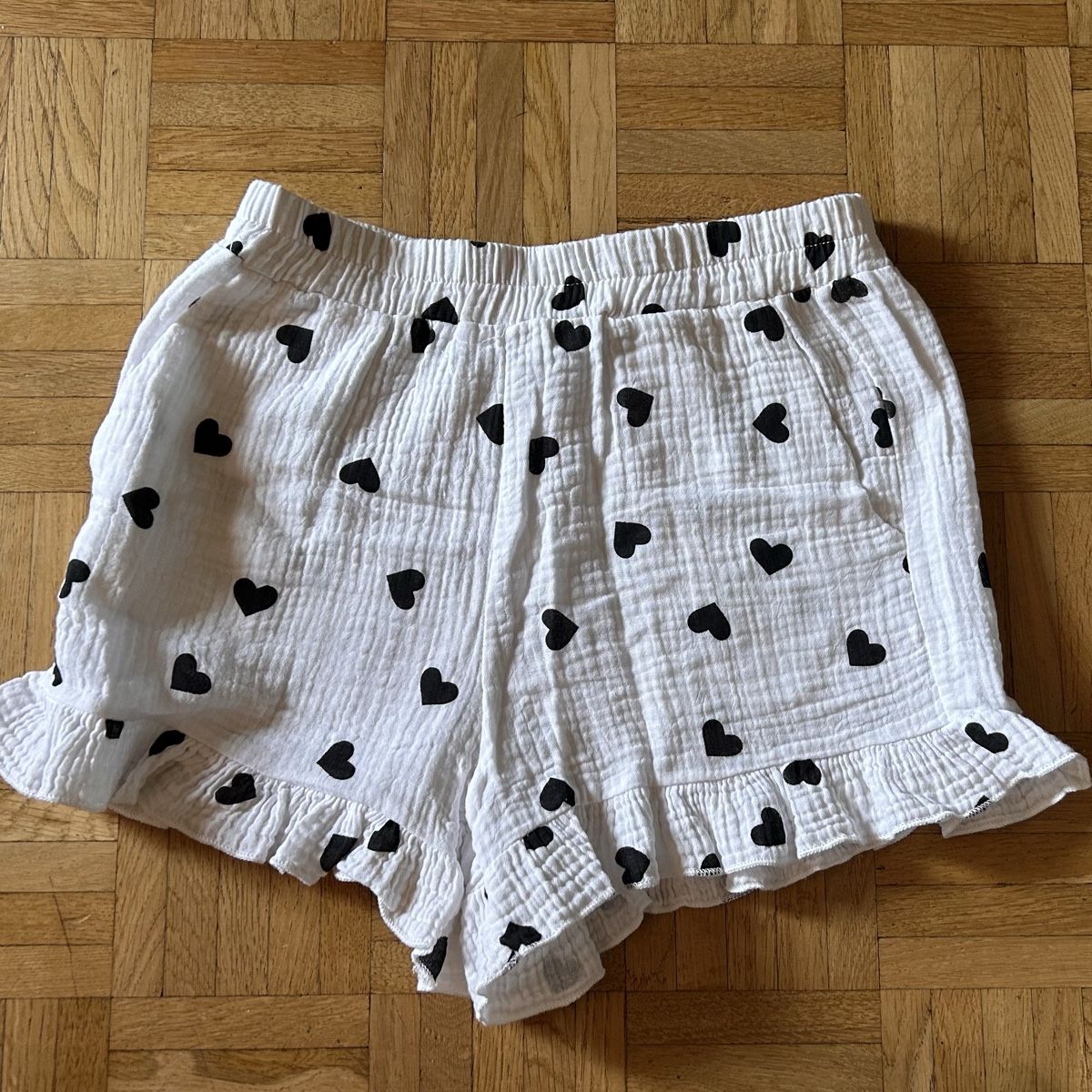 Negligees & Pigiami: Shorts White with Black Hearts & Ruffled Hem – Usato da Glattbrugg venduto da Lara_G06