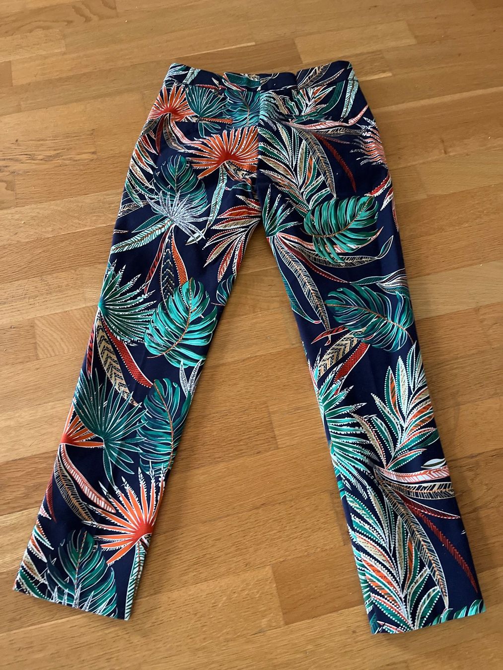 Mango Hosen: Tropical Leaf Print MNG Capris - Size 38 Perfect for Su... – Gebraucht aus Zürich von kleinesgrau 3