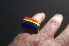 Vintage Space-Age Acrylglas-Regenbogen FINGERRING, um 1975