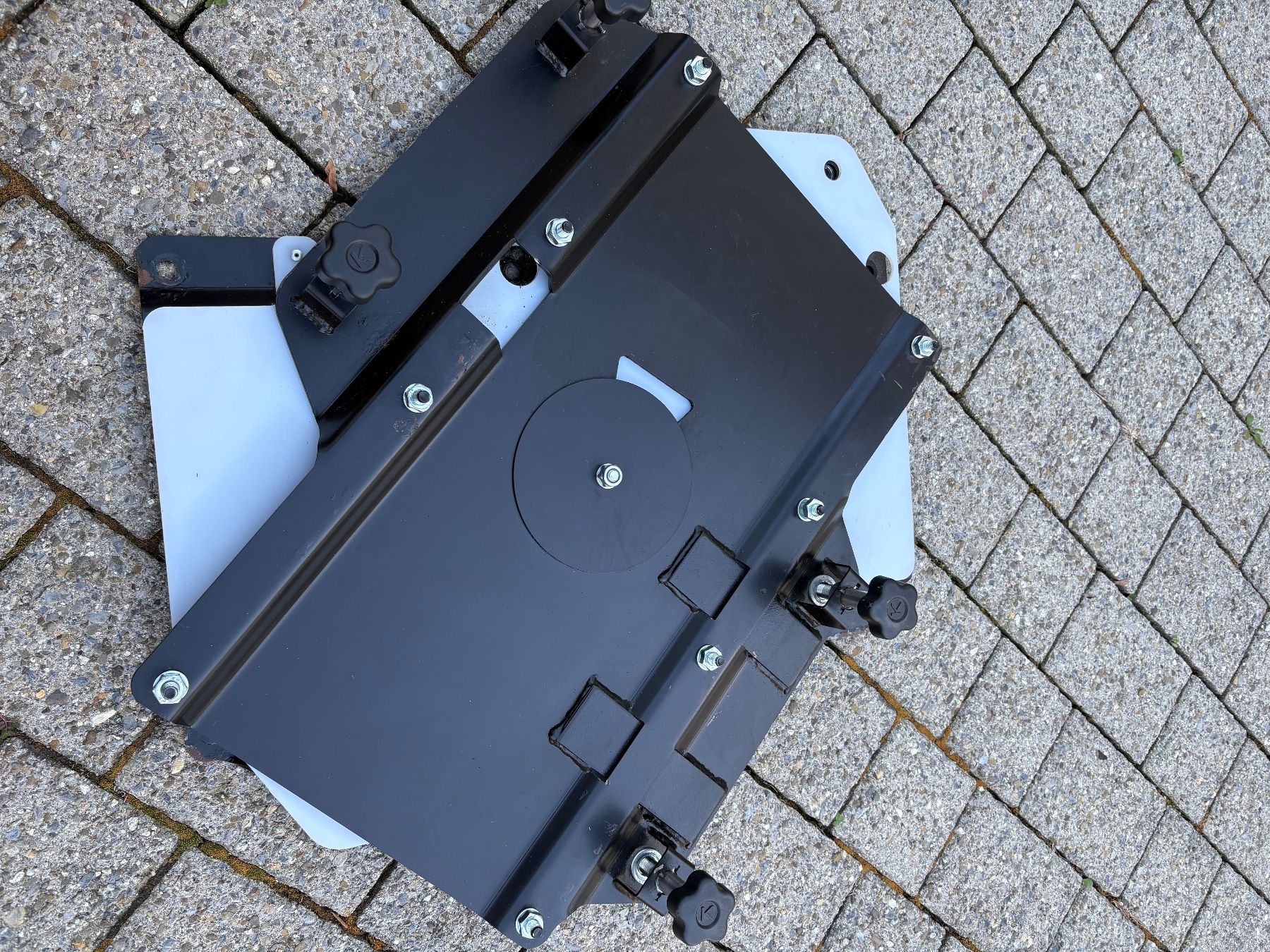 VW Tutti i ricambio: Doppeldrehsitz Konsole VW T5/T6 – Usato da Schwyz venduto da jil_ms9r