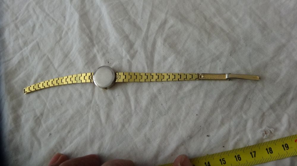 Tissot Montres: TISSOT SEHR KLEINE DAMEN UHR.HANDAUFZEUG.NICHTLAUFT-- – D'occasion à zürich par ahmad01 1