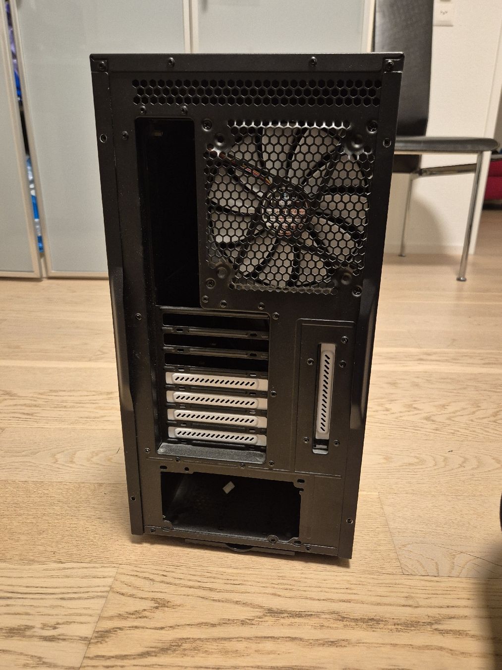 Custodie: Gebrauchtes PC Gehäuse - Midi Tower – Usato da Zürich venduto da Corrosion 3