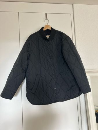 Schwarze Steppjacke wattiert