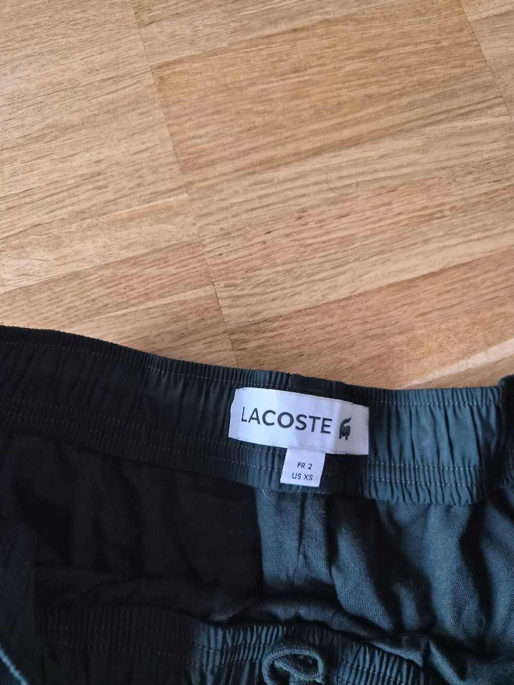 Lacoste Pantalons: Pantalon Lacoste vert taille M / L – D'occasion à Lausanne par FMDW 1