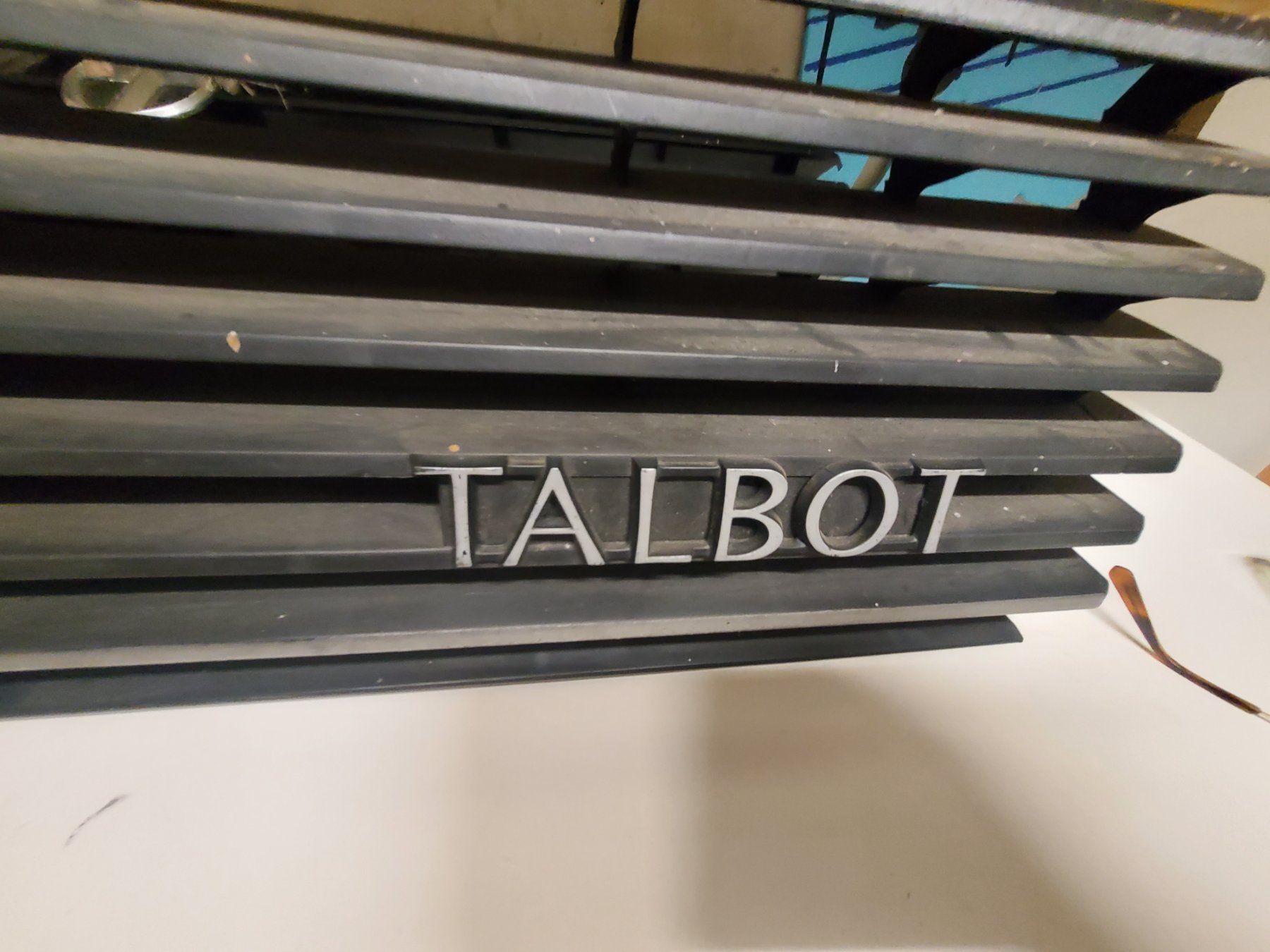 Talbot Tutti pezzi di ricambio auto: Talbot Frontgitter original und ganz – Usato da Balsthal venduto da redcarpet 3