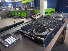 Top DJ-Set Pioneer 2xCDJ 3000, DJM A9, RMX 1000!