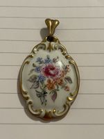 Pendentif porcelaine fleurs émaillées  doré vintage chic 