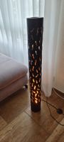 Stehlampe Schwarz mit schöner Lichtdeko im Feuer-Design