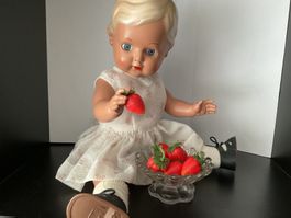 Alte Krämerladen Pressglas Schale mit Erdbeeren