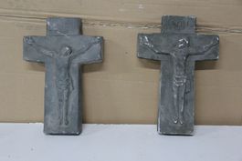 Kreuze in Gips, patiniert,  mit Corpus, von Fanco Annoni