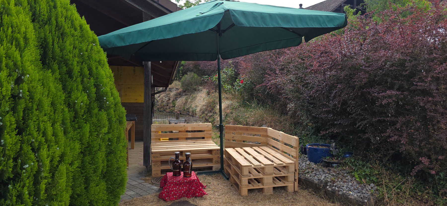 Palettes: Sitzlounge mit Ampelschirm und Tischli mit 2 Biergefässen – D'occasion à Aarburg par ebbe_im_portemonnaie