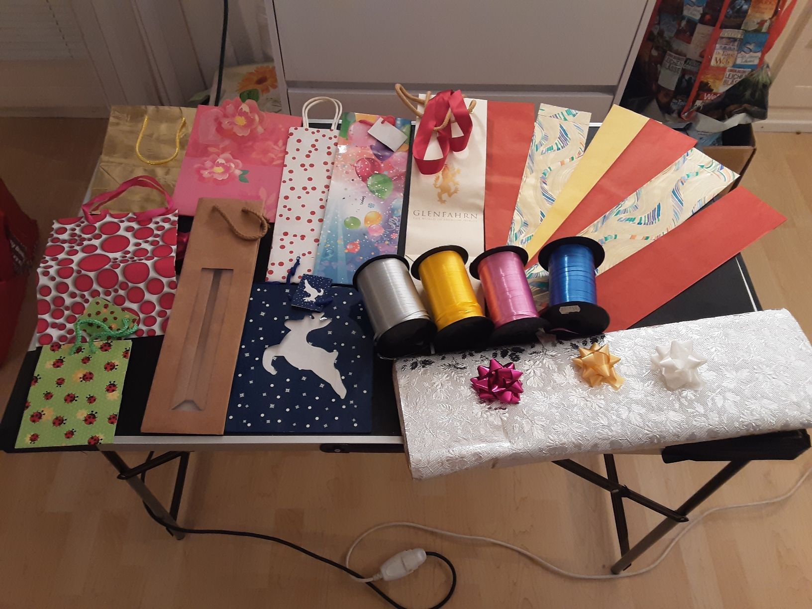 Papier: Geschenkpapier, Schleifen, Säckli, karton voll – Neuf (Voir description) à wolfhalden par 46464646 3