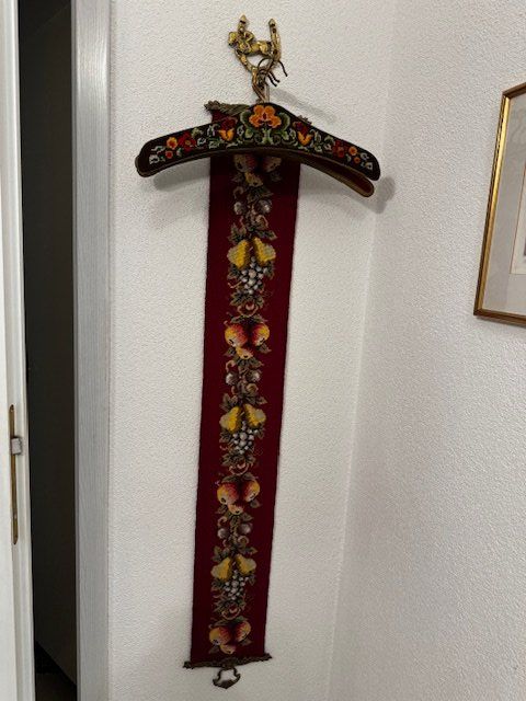Guardaroba: Garderobe mit kleinem Wandteppich – Usato da Oetwil a.d. Limmat venduto da AGraf71
