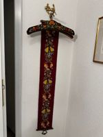 Garderobe mit kleinem Wandteppich