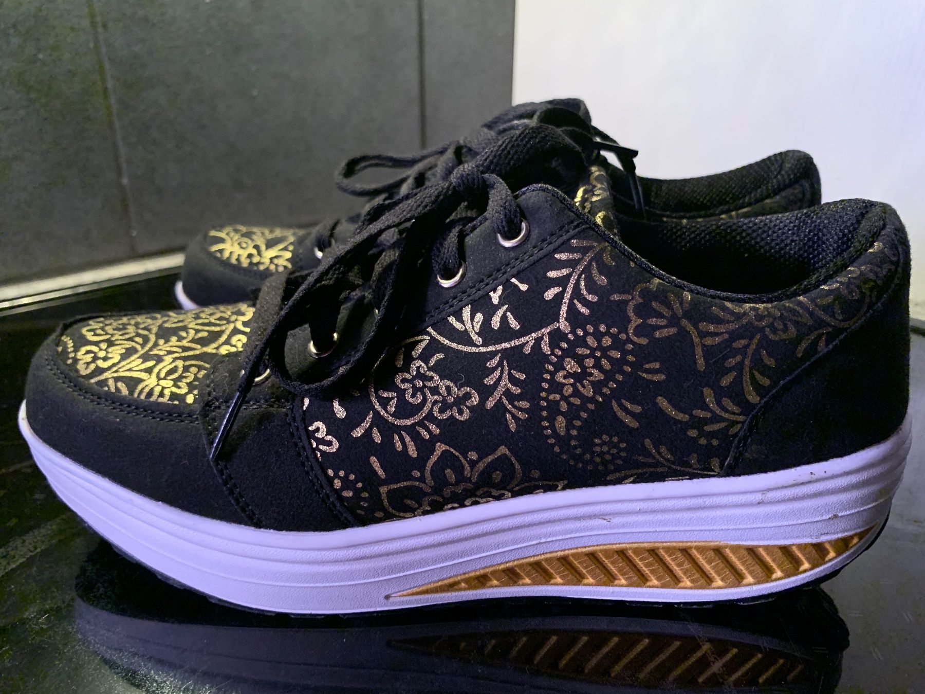 Scarpe da donna: Schwarz - Gold Abroll-Sneaker Gr. 40 – Usato da Steinebrunn venduto da Littlebird1