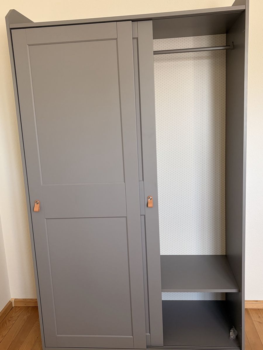 Armadi: Wardrobe grey sliding doors with hanging rail and shelf – Nuovo (secondo la descrizione) da Muttenz venduto da mheimsoth 1