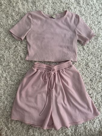Pink ribbed crop top & shorts set, perfect for summer! 🌸