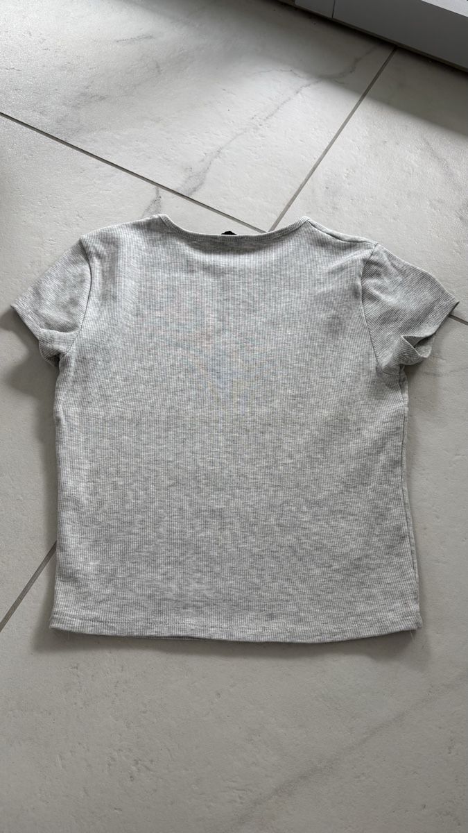 Bershka Top: Graues Bershka T-Shirt M – Usato da Seengen venduto da sa_land 1