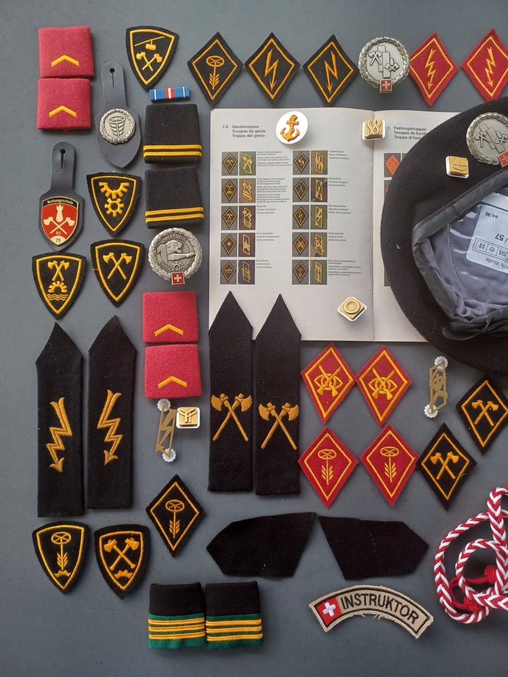 Schweizer Armee Uniformen: Lot alte Abzeichen, Genie/Rettung/Luftschutz – Gebraucht aus Horw von Mikesch108 1