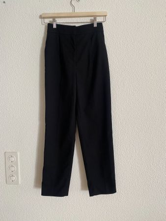 Schwarze Bundfaltenhose von H&M