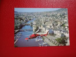 Helikopter der Rega über Zürich Limmat Altstadt Grossmünster