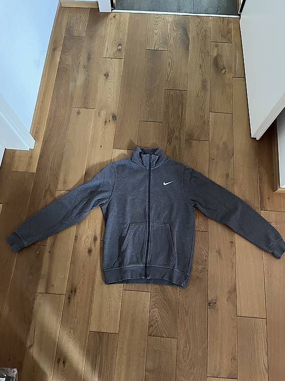 Nike Giacche: Nike Jacke Grau – Nuovo (secondo la descrizione) da Ottoberg venduto da yvonne.graenacher