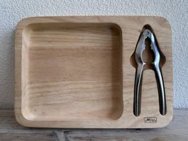Plateau avec outil pour casse-noix
