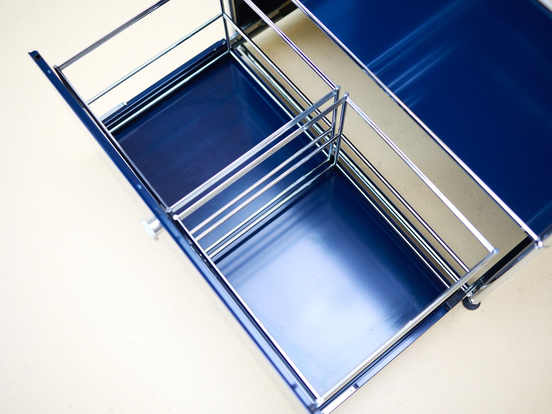 USM Cassettiere: USM Sideboard Stahlblau Lieferung möglich – Usato da Meinisberg venduto da atelier_TILIJA 3