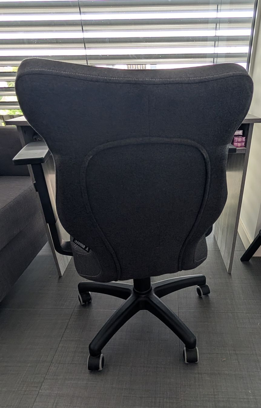 Scrivanie: Grey desk + ergonomic office chair  – Usato da Meyrin venduto da att_mgj5 1