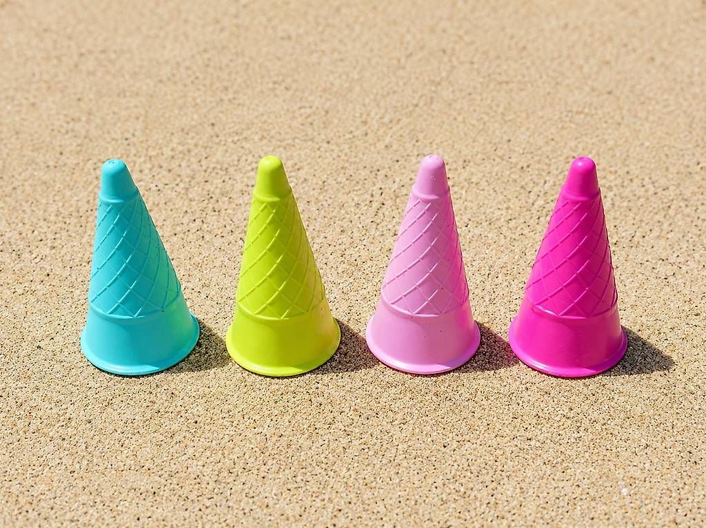 Sabbiera per bambini: 4 Sandförmchen Glacé / Cornet  bunte Sandformen – Usato da Schänis venduto da patrickangehrn